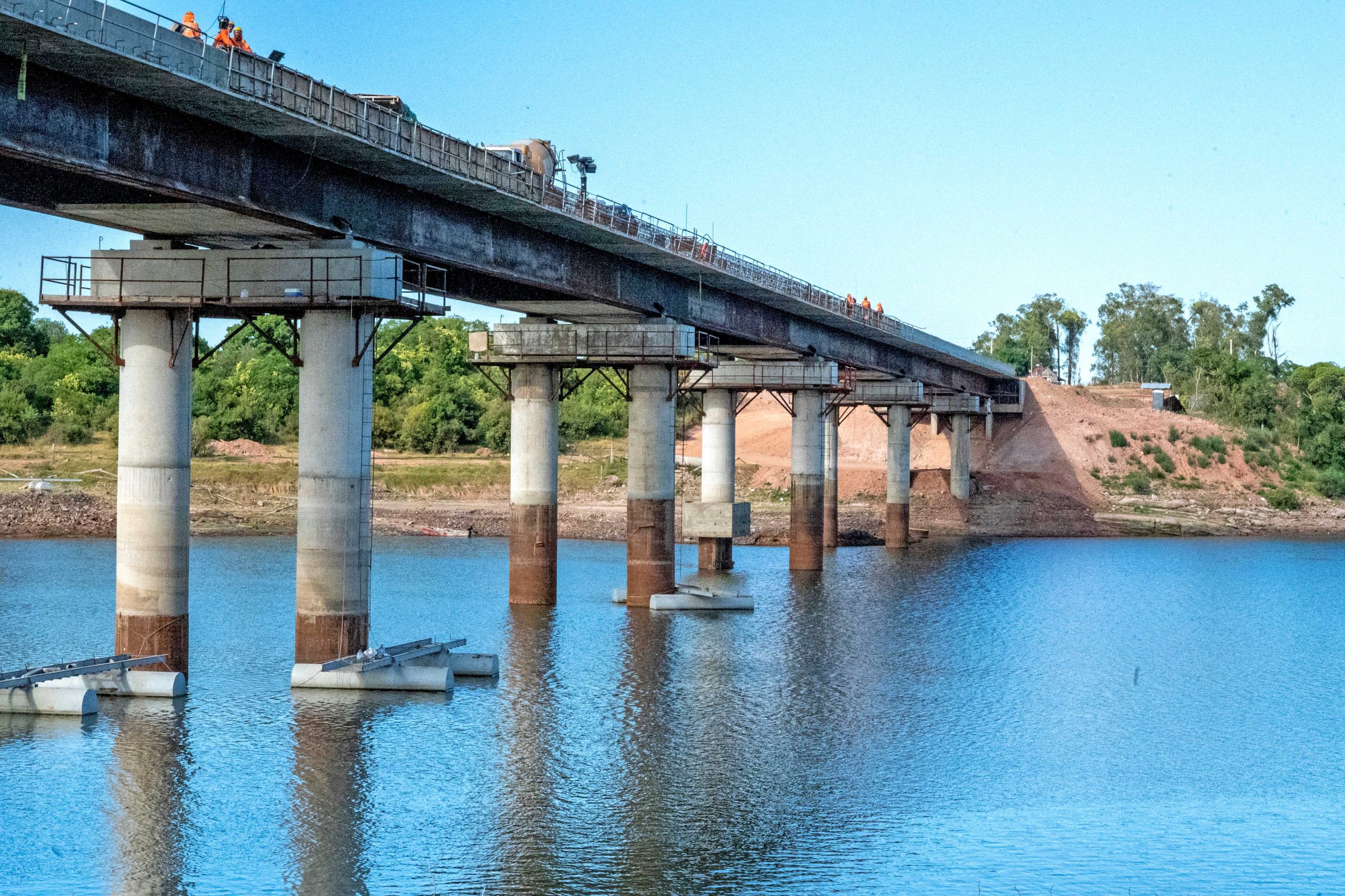 Puente sobre el Rio Negro en Picada de Oribe- Uruguay. Cliente: Corporación Vial del Uruguay S.A.